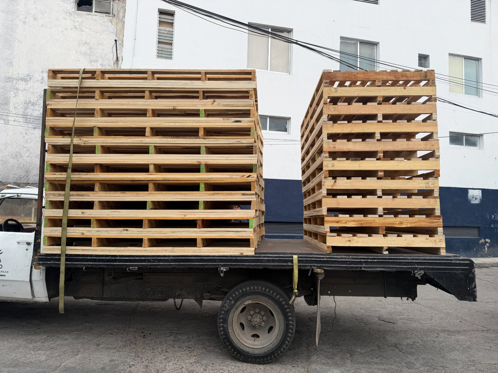 Camión cargado con tarimas listo para entrega