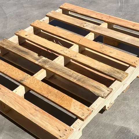 Tarima híbrida fabricada con madera nueva y reciclada