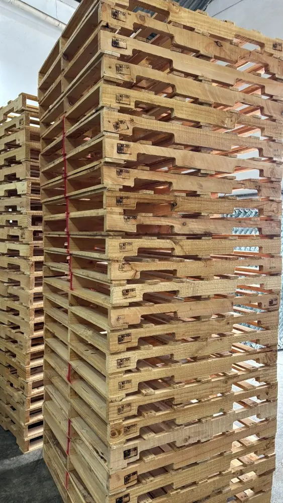 Tarimas de madera con sello de tratamiento térmico en Tarimas Armadillo