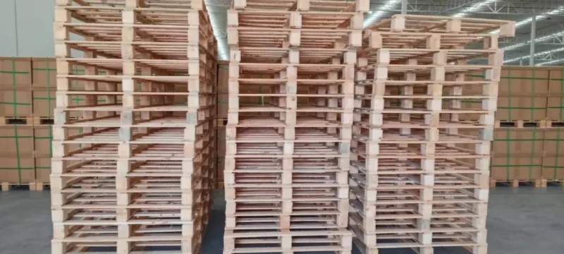 Tarimas de tacón nuevas apiladas en almacén