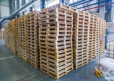 Almacén con tarimas nuevas apiladas